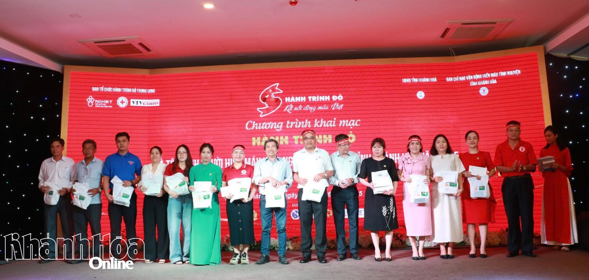 Tôn vinh người hiến máu tình nguyện và phát động chương trình Hành trình Đỏ